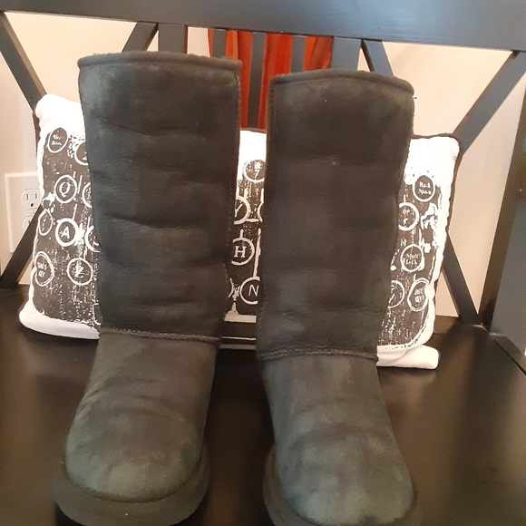 Black Uggs size 5 - Picture 4 of 5